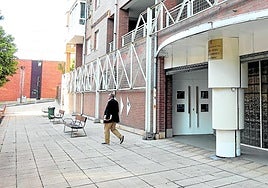 La entrada al centro social de Ciudad Naranco.