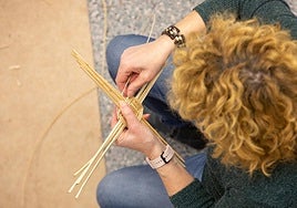 La cestería es uno de los oficios tradicionales de la zona rural de Asturias.