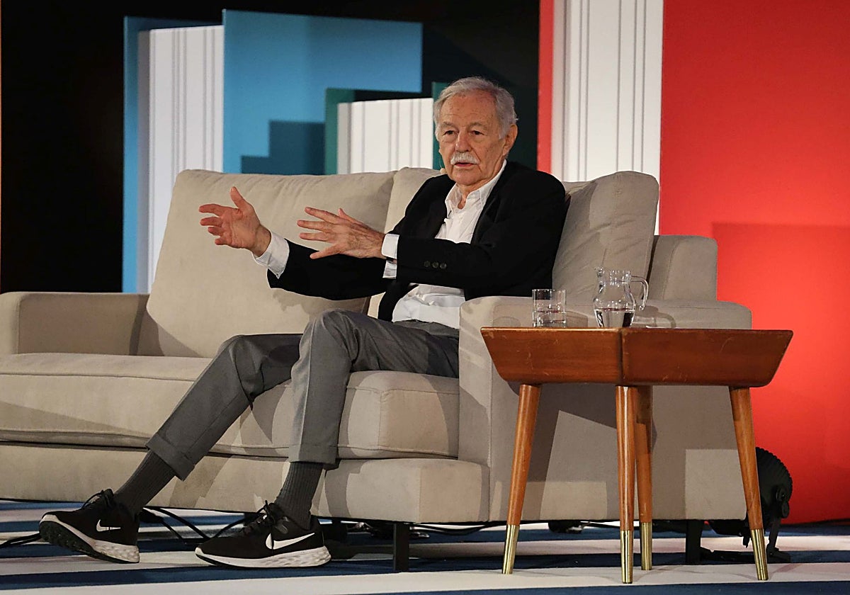 El escritor durante su encuentro con los clubes de lectura, en el que se mostró relajado, divertido y sincero ante las más diversas cuestiones que se le fueron planteando.