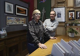 Paloma Maese y Juanjo Prieto inauguran la última muestra en su local, que cerrará sus puertas este mes.