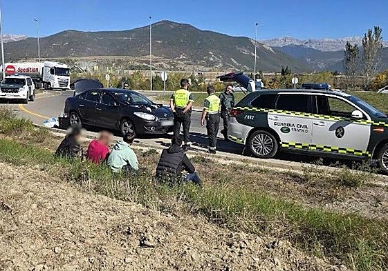 Los delincuentes tras ser interceptados en un control de la Guardia Civil en Huesca.