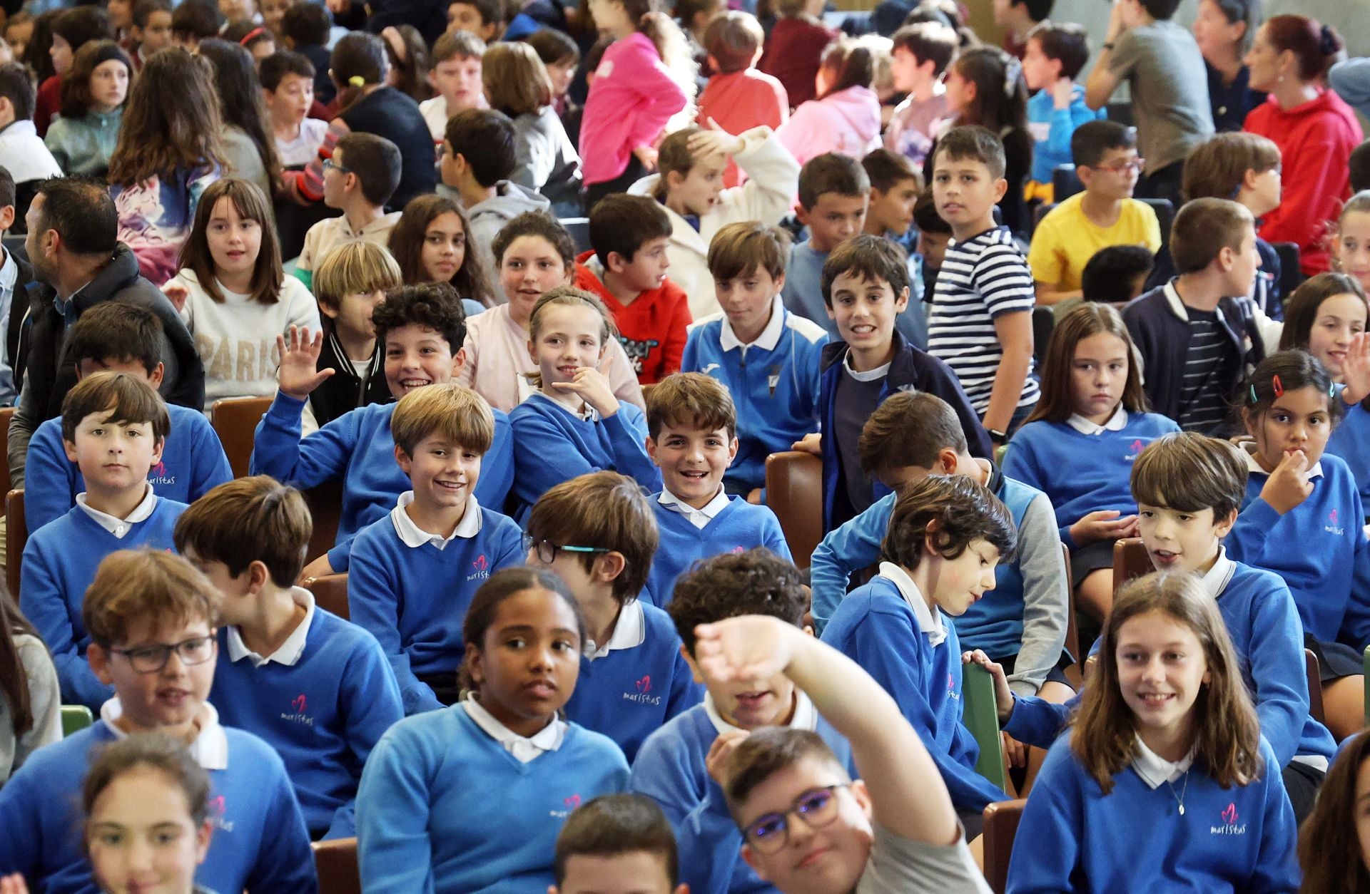 «¡Cuánto piensan estos niños!»: así fue el encuentro de Mary-Claire King con escolares asturianos