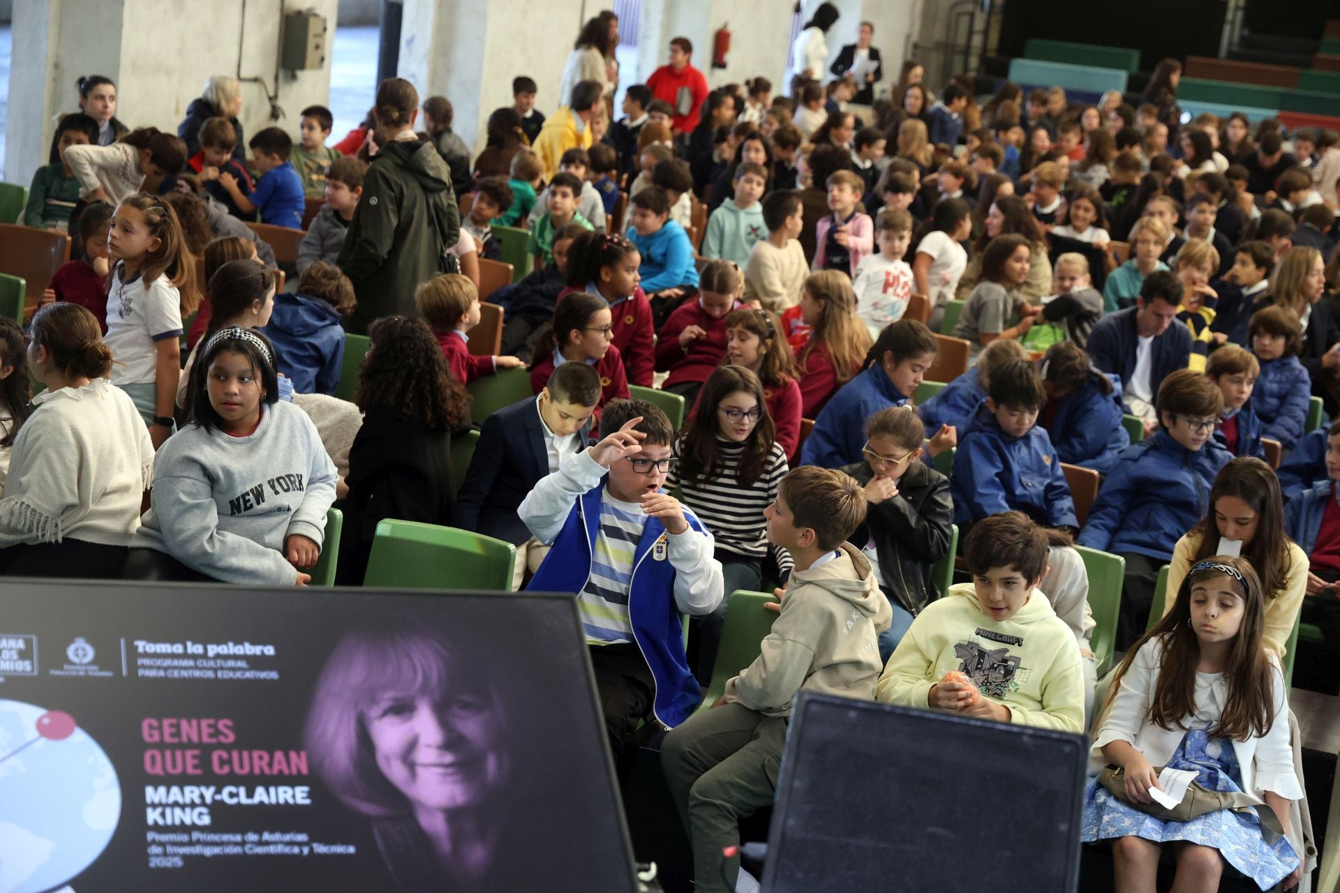 «¡Cuánto piensan estos niños!»: así fue el encuentro de Mary-Claire King con escolares asturianos