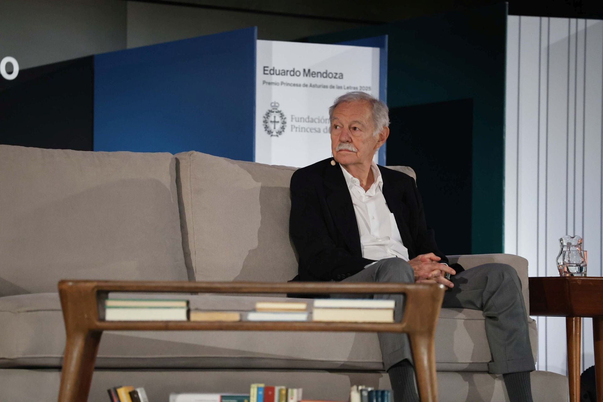 Encuentro de Eduardo Mendoza con lectores de los clubes de lectura