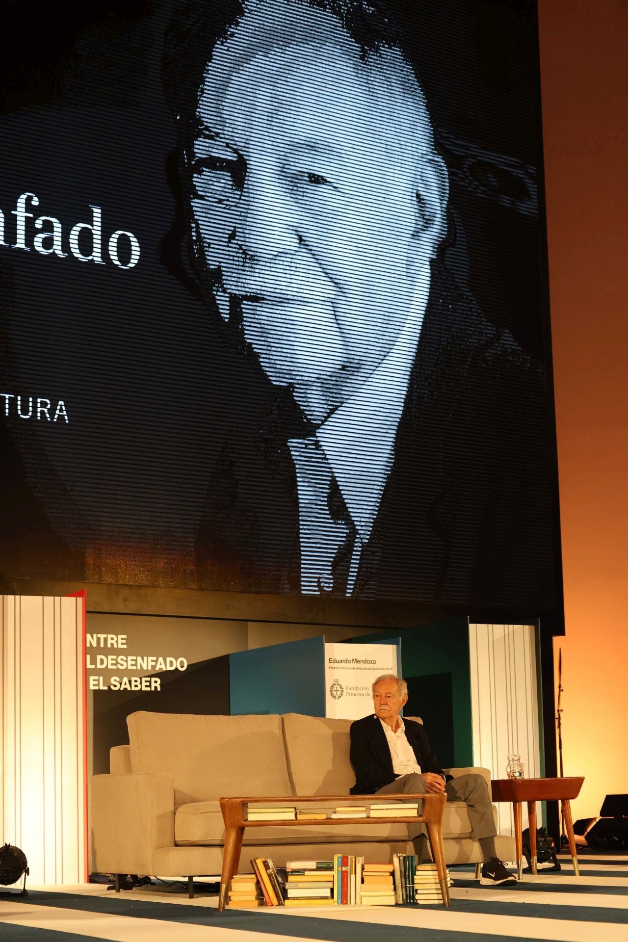 Encuentro de Eduardo Mendoza con lectores de los clubes de lectura