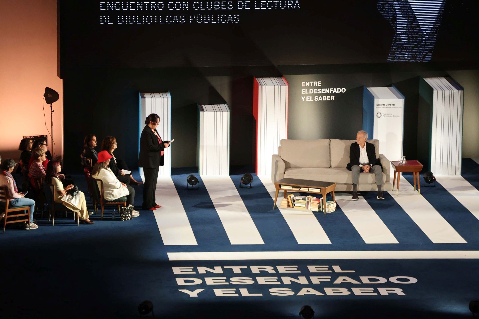 Encuentro de Eduardo Mendoza con lectores de los clubes de lectura