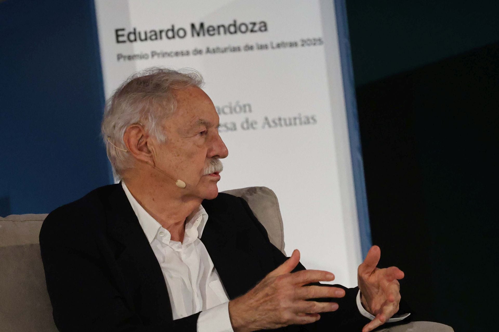 Encuentro de Eduardo Mendoza con lectores de los clubes de lectura