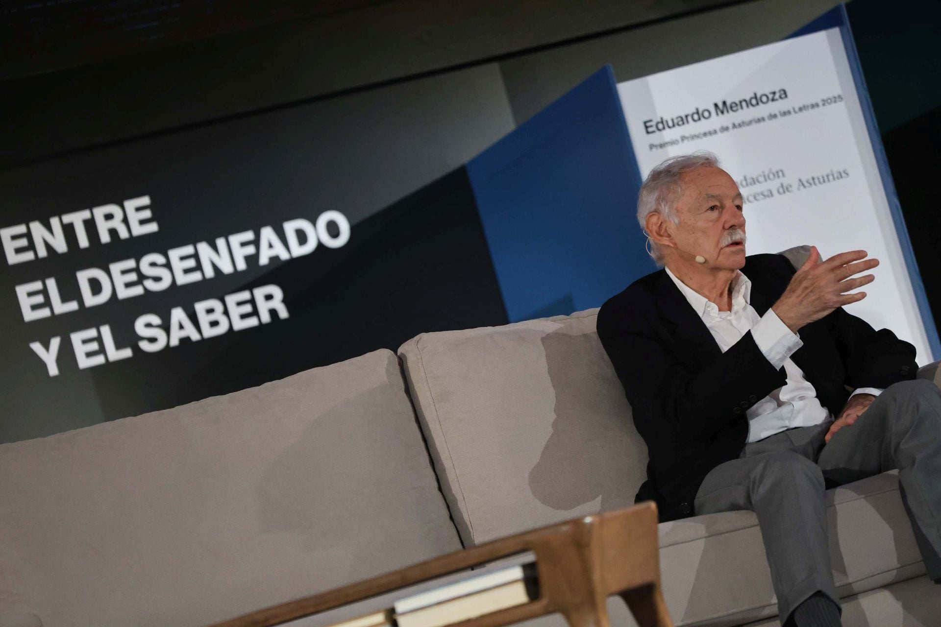 Encuentro de Eduardo Mendoza con lectores de los clubes de lectura