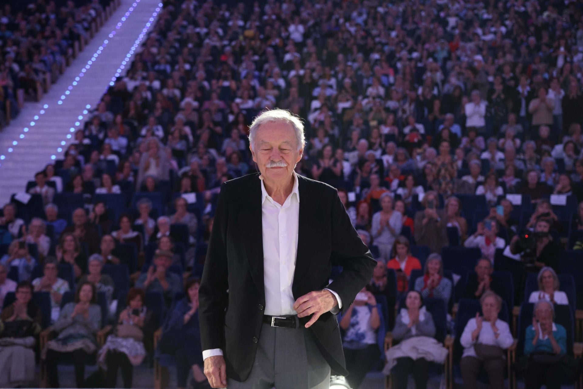 Encuentro de Eduardo Mendoza con lectores de los clubes de lectura