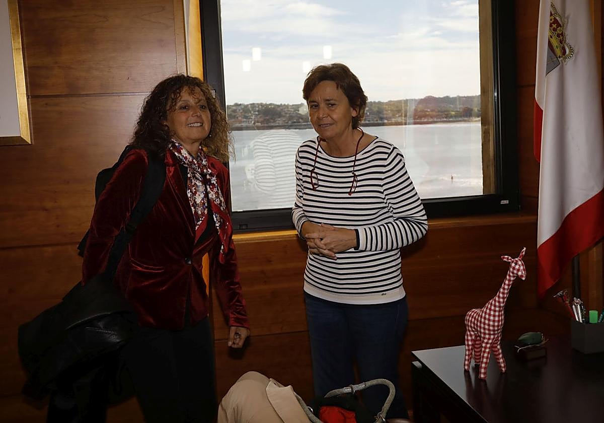 La consejera de Educación, Eva Ledo, y la alcaldesa, Carmen Moriyón.