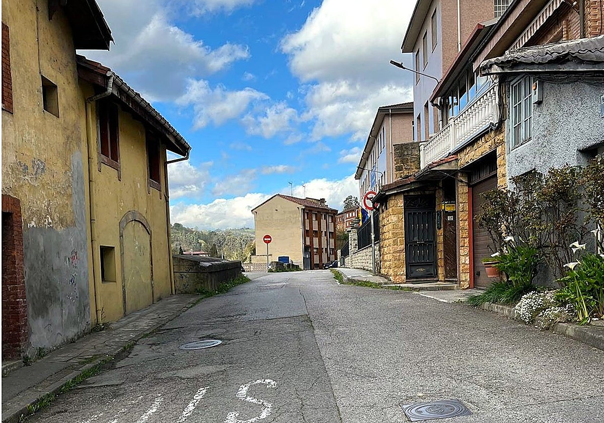 Una de las calles en El Entrego donde se reparará el pavimento