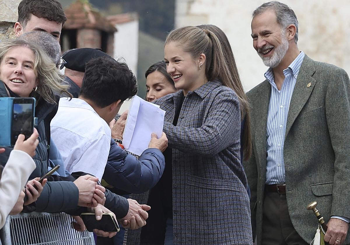 La Princesa Leonor saluda a los vecinos de Sotres, Pueblo Ejemplar de Asturias 2024.