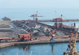 Carbón almacenado en la terminal de graneles de El Musel que gestiona la EBHI.