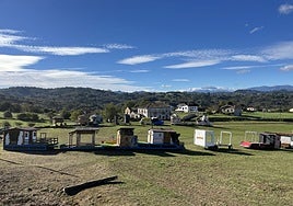 Las carrozas del último desfile, el pasado agosto por las fiestas de San Félix, ya dispuestas en círculo para crear el teatro para los Sidros y Les Comedies.