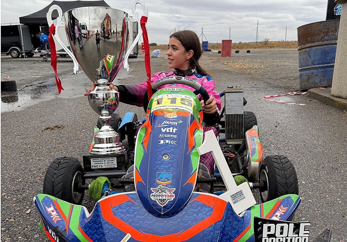 Alba, con el trofeo de la Carrera de Campeones de Castilla y León.