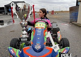 Alba, con el trofeo de la Carrera de Campeones de Castilla y León.