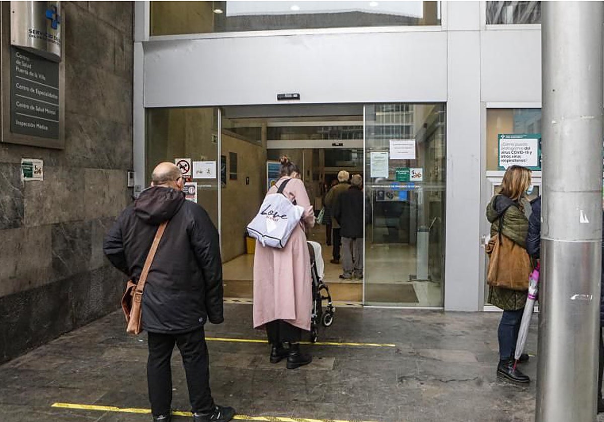 Pacientes entrando en el centro de salud Puerta La Villa, de Gijón.