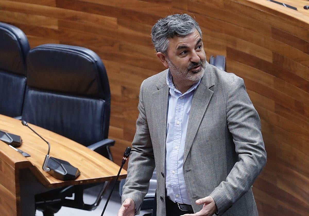 El consejero de Movilidad, Alejandro Calvo, durante su intervención en el Pleno.