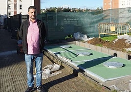 El edil Javier Rodríguez, en la obra de los contenedores soterrados de La Pola.