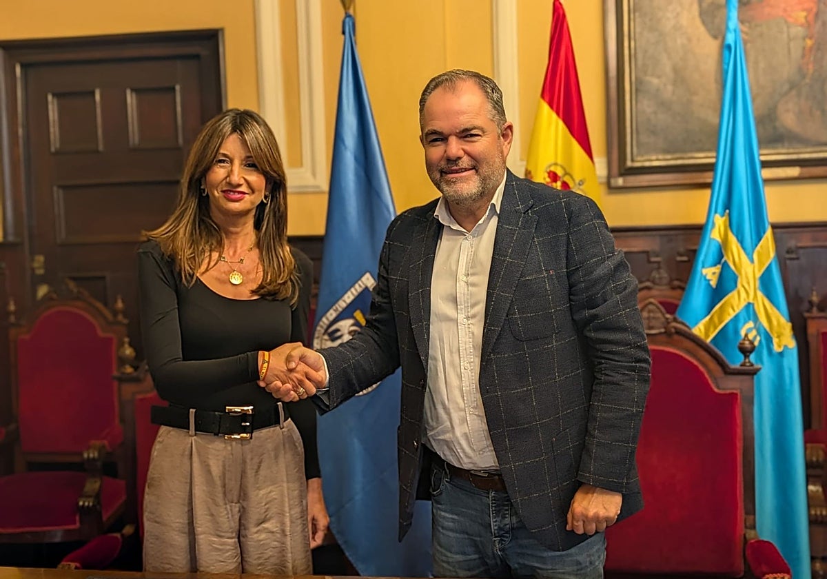 Leticia González y Carlos Paniceres, tras rubricar el convenio.