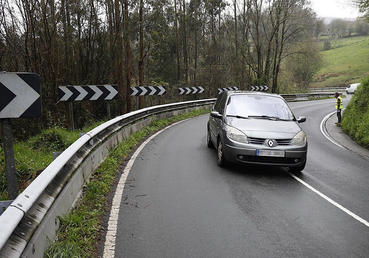 Un turismo sobrepasando la línea continua en una de las curvas, el pasado marzo, un día después de que en ese lugar ocurriera una colisión mortal.