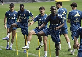 Eric Bailly, en primer plano, en un entrenamiento del Real Oviedo.
