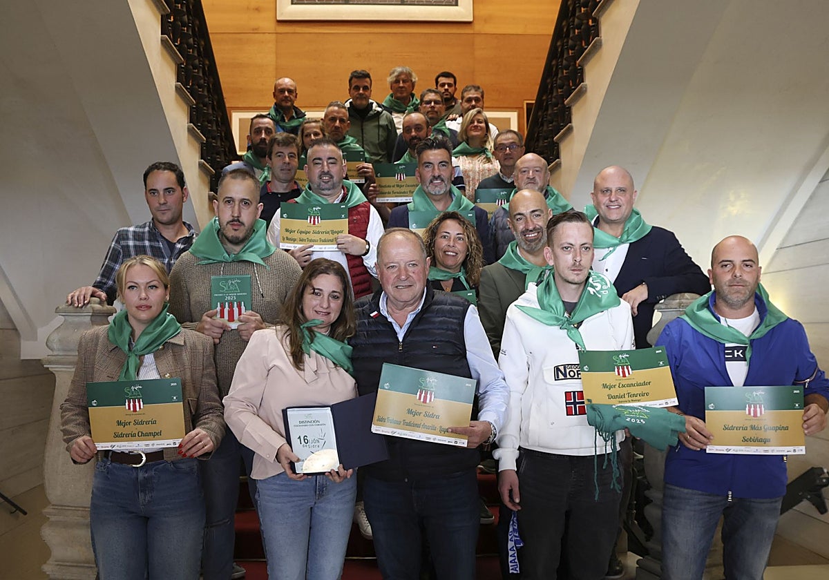 El plantel de Gijón de Sidra, con sus premios.