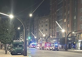 Bomberos y Policía Local de Gijón, en el edificio en el que se produjo el incendio.