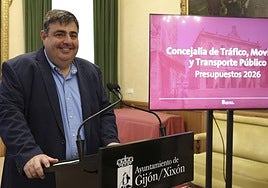 Pelayo Barcia, concejal de Tráfico de Gijón, este martes, en el salón de recepciones municipal.