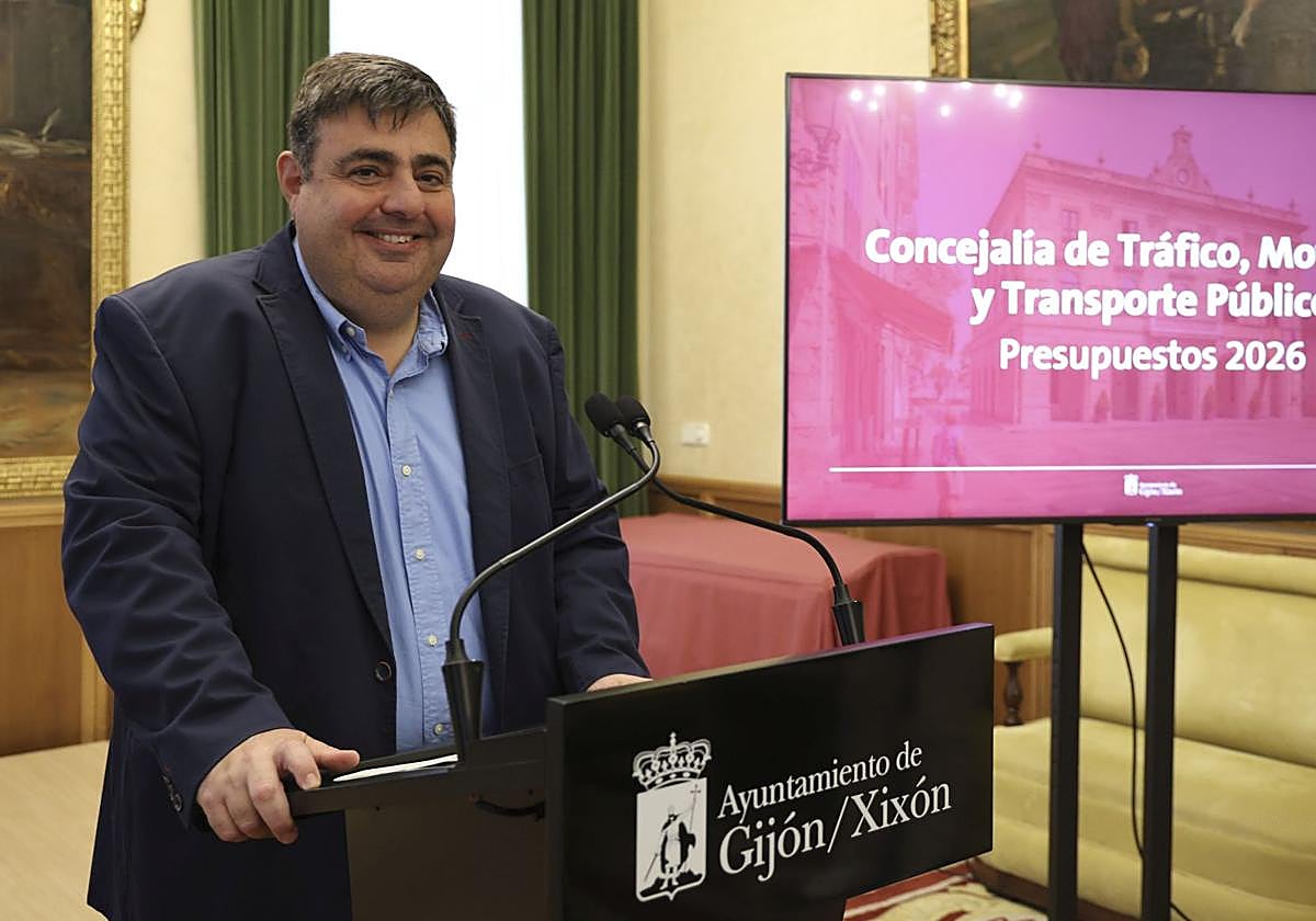 Pelayo Barcia, concejal de Tráfico de Gijón, este martes, en el salón de recepciones municipal.