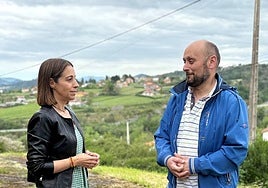 La edil de Podemos, Silvia Tárano, con el portavoz de la formación, Gustavo Forcelledo.