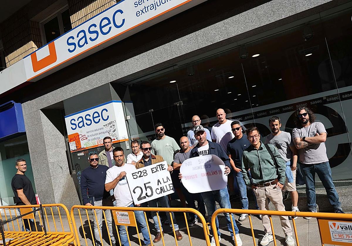 Trabajadores de Windar Wind Services, a las puertas del SASEC.