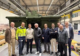 El presidente de Indra, Ángel Escribano (tercero por la izquierda), y el de Rheinmetall, Armin Papperger (cuarto), con directivos de ambas firmas.