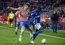 Samuel Obeng trata de escapar de la vigilancia de un rival durante el último antecedente en Montilivi, con Ziganda en el banquillo del Real Oviedo.
