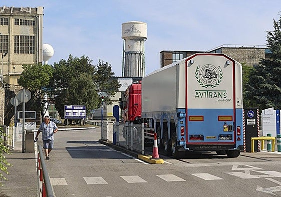Acceso a la planta de Saint-Gobain en La Maruca.