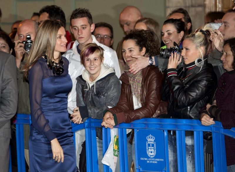 El azul ha sido uno de los colores dominantes en el vestuario elegido por la Reina para la noche del concierto y con él brilló en 2010. Ese año, lució un vestido con cuerpo encorsetado, falda tubo y transparencias en el escote y las mangas.