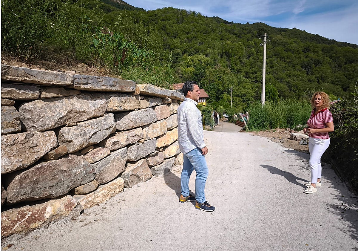 La alcaldesa visitando las últimas obras realizadas en la zona rural de Tiós