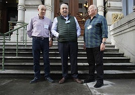 Una delegación de la Asociación de Antiguos Alumnos de la Laboral, a las puertas de la Junta General, este miércoles, donde se aprobó la iniciativa.