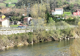 La desembocadura del arroyo de La Camperona en el río Nalón