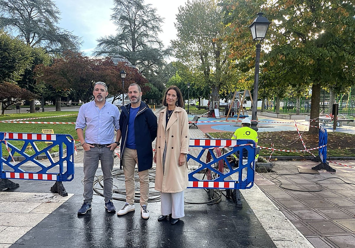 Iván Miranda, de la empresa que cambia las luminarias del parque poleso, con el alcalde de Siero, Ángel García, 'Cepi', y la edil Patricia Antuña.