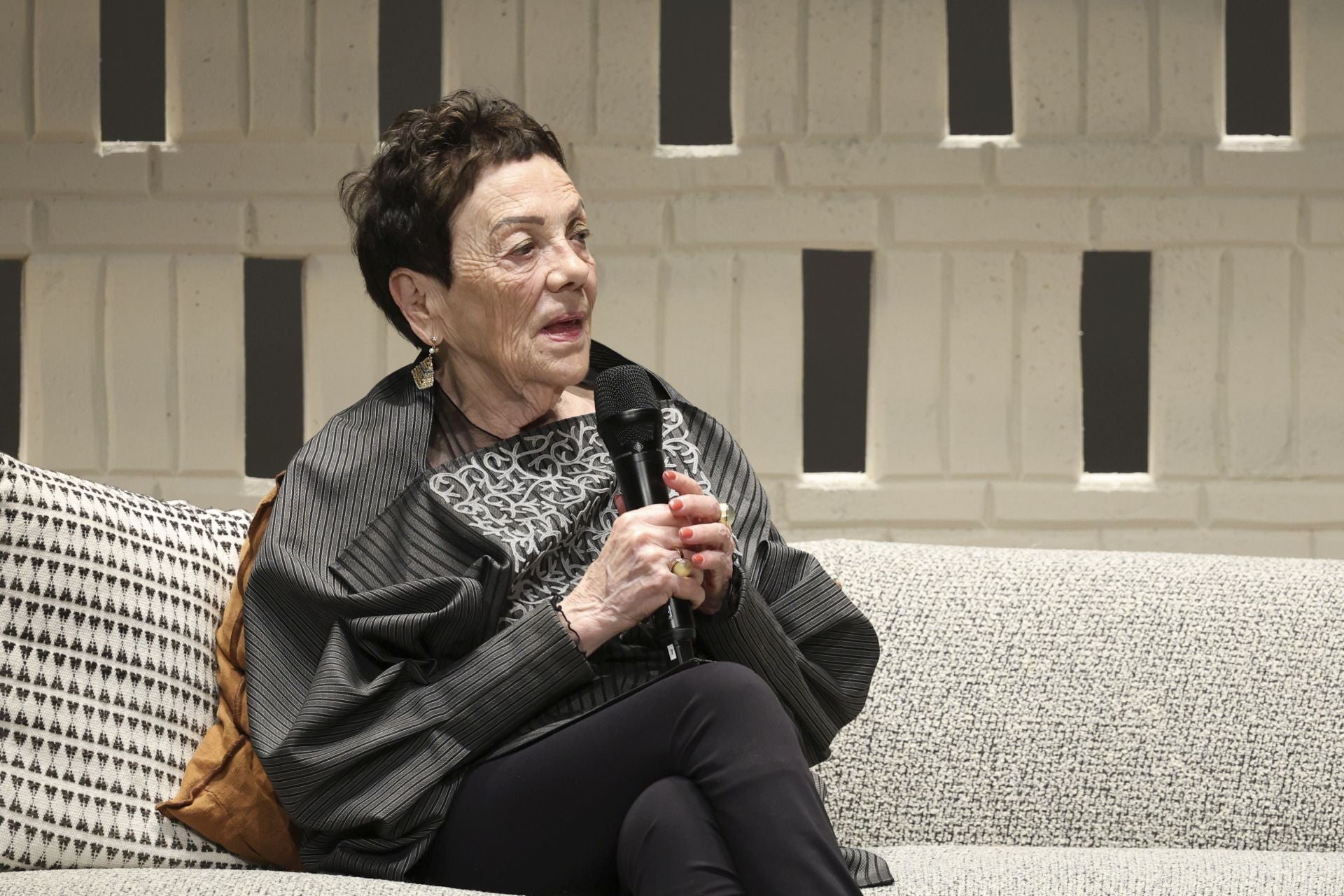 Alejandro González Iñárritu y Graciela Iturbide se encuentran con el público en el teatro Jovellanos