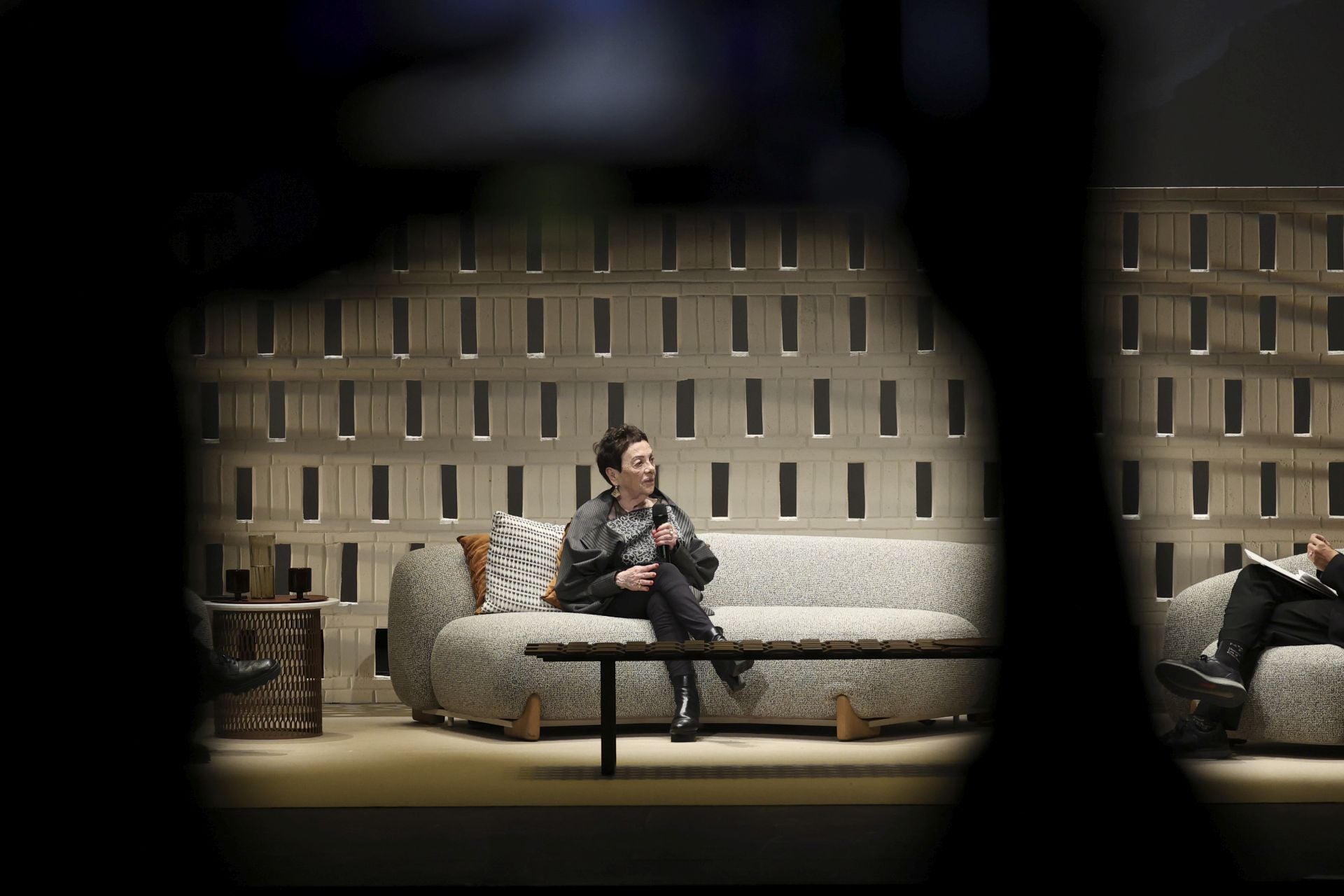 Alejandro González Iñárritu y Graciela Iturbide se encuentran con el público en el teatro Jovellanos