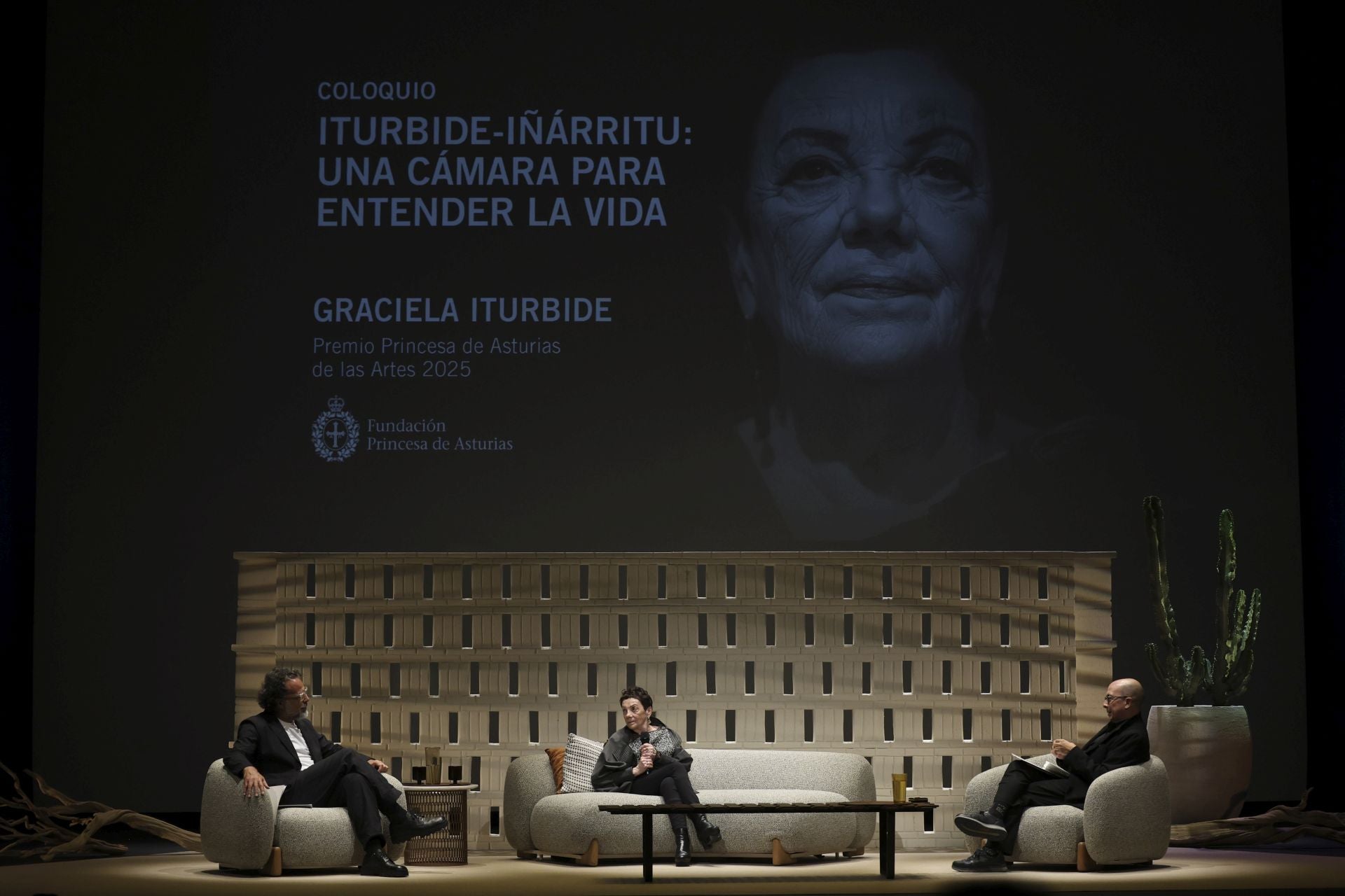 Alejandro González Iñárritu y Graciela Iturbide se encuentran con el público en el teatro Jovellanos