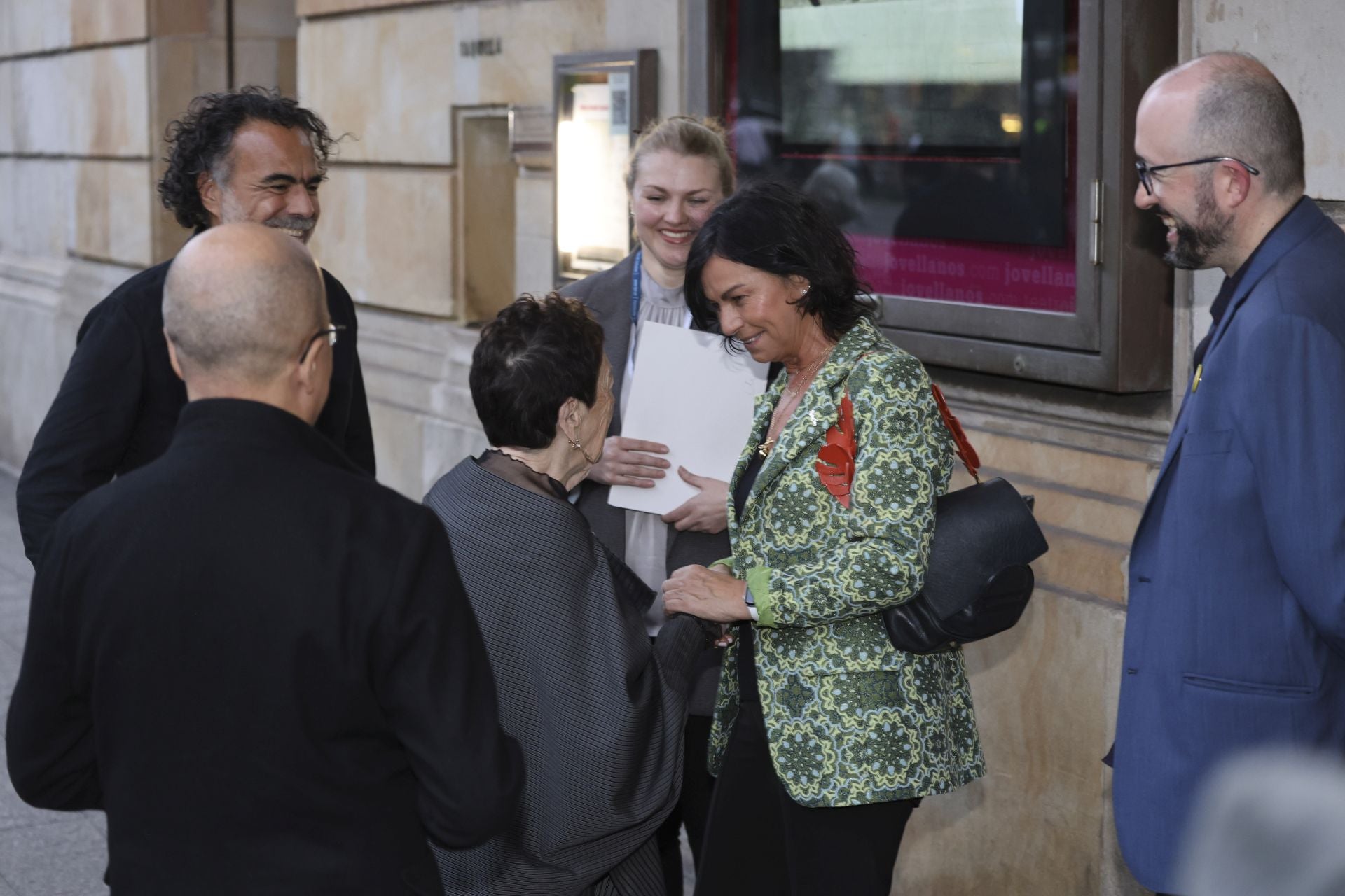 Alejandro González Iñárritu y Graciela Iturbide se encuentran con el público en el teatro Jovellanos
