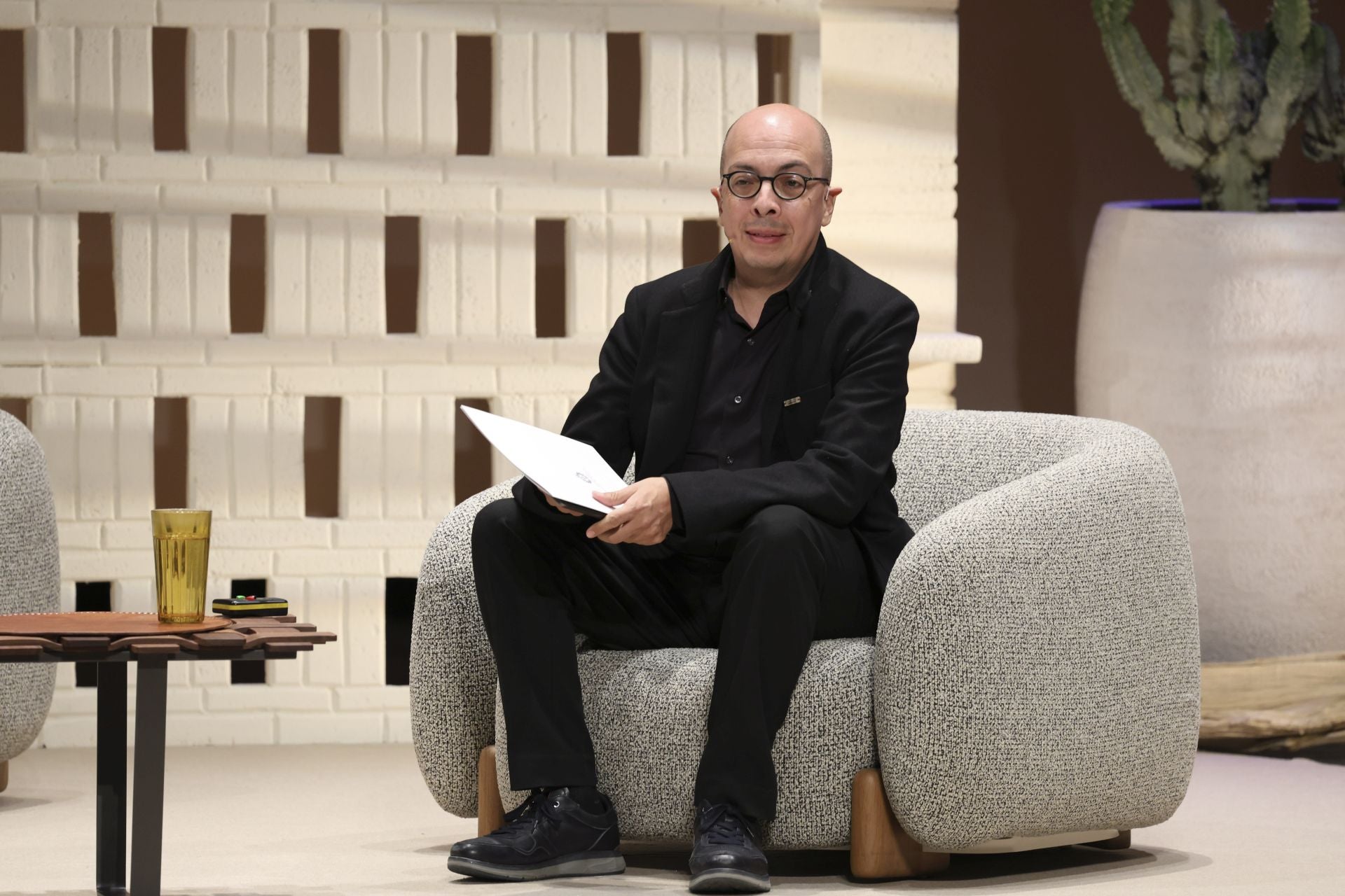 Alejandro González Iñárritu y Graciela Iturbide se encuentran con el público en el teatro Jovellanos