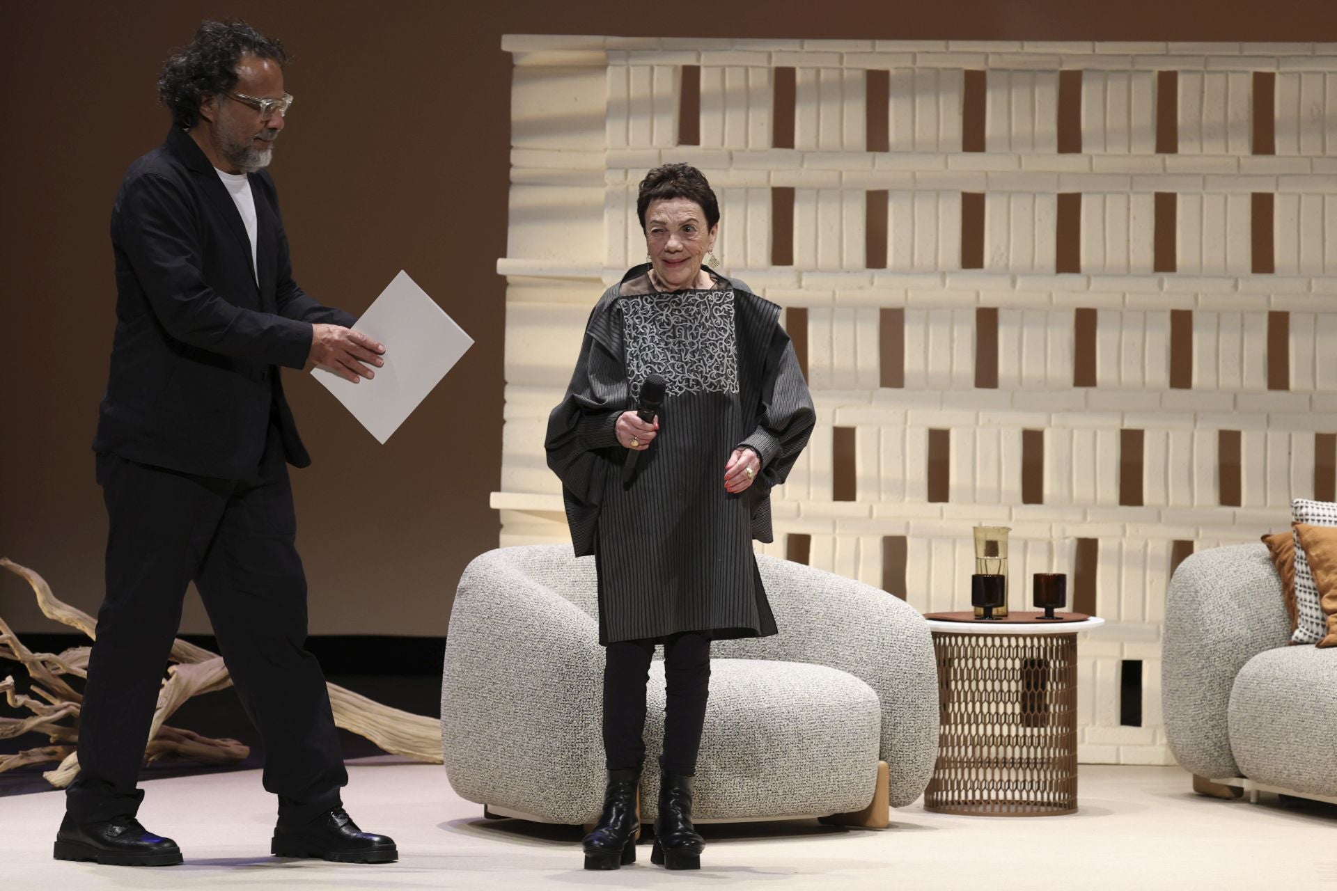 Alejandro González Iñárritu y Graciela Iturbide se encuentran con el público en el teatro Jovellanos