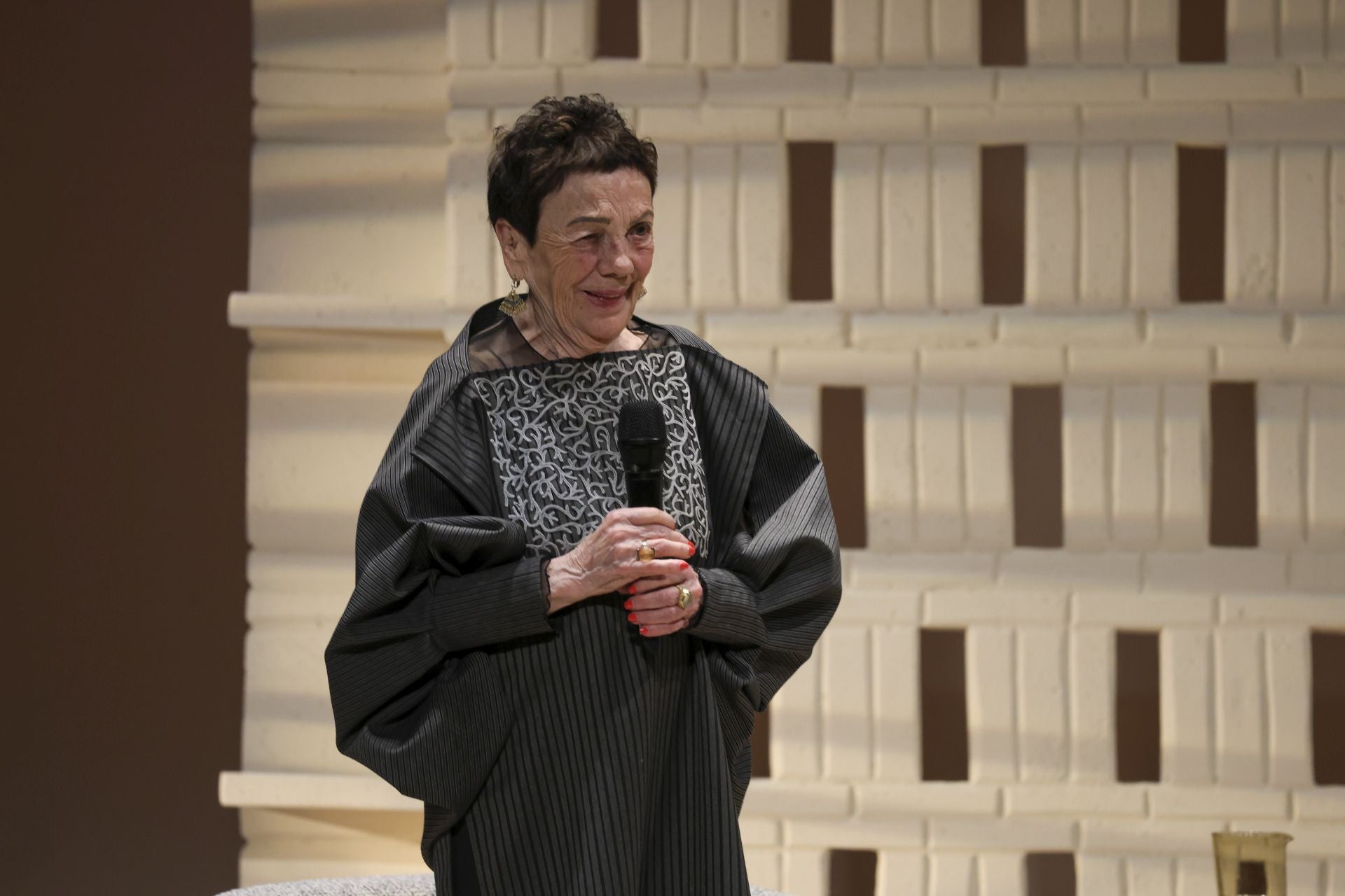 Alejandro González Iñárritu y Graciela Iturbide se encuentran con el público en el teatro Jovellanos