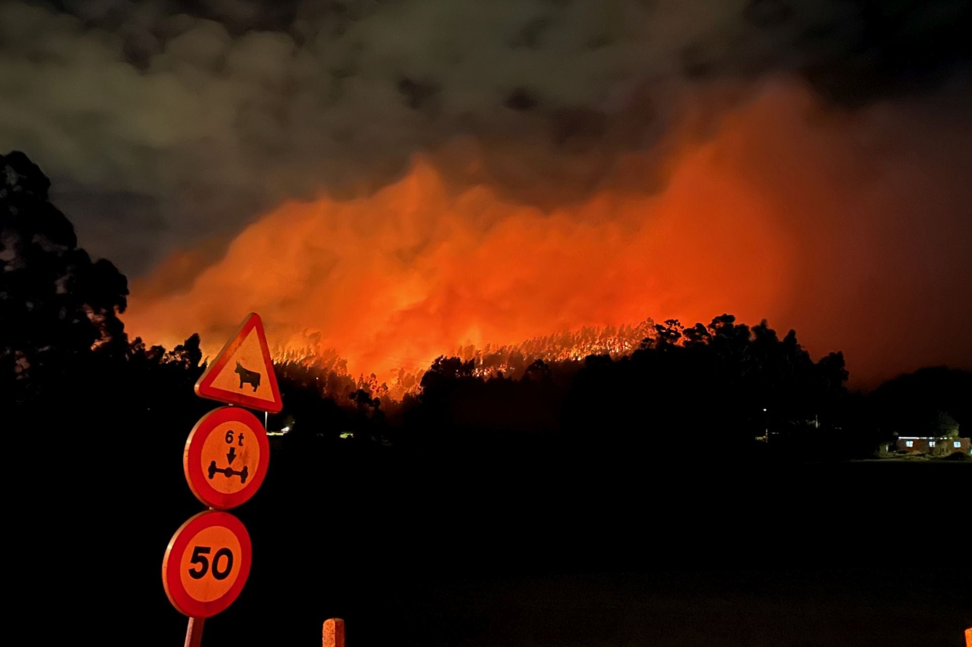 Vecinos desalojados y olor a quemado en todo Gijón: las imágenes del fuego en el Monte Areo