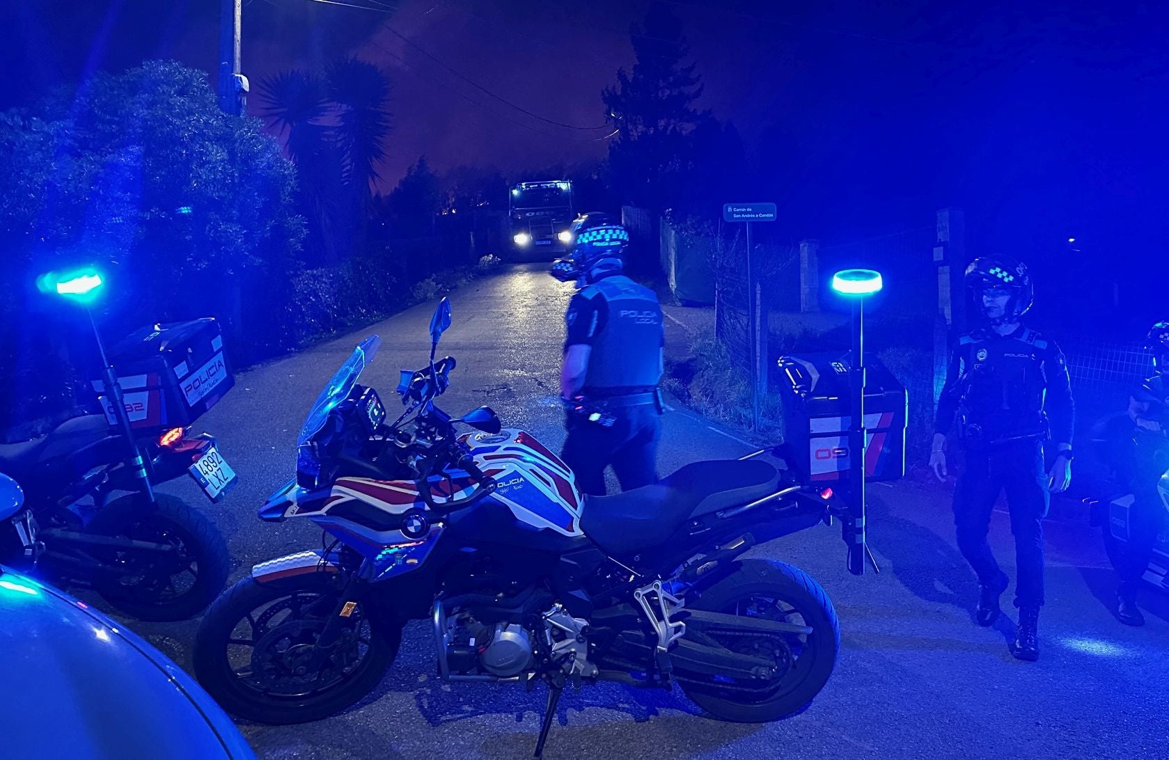 Vecinos desalojados y olor a quemado en todo Gijón: las imágenes del fuego en el Monte Areo