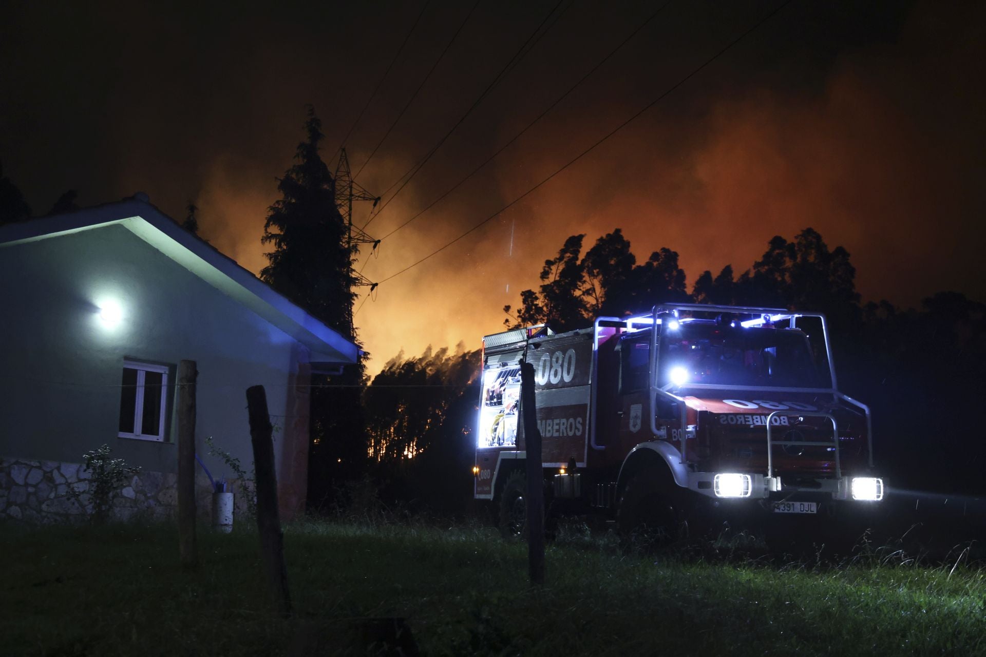 Vecinos desalojados y olor a quemado en todo Gijón: las imágenes del fuego en el Monte Areo